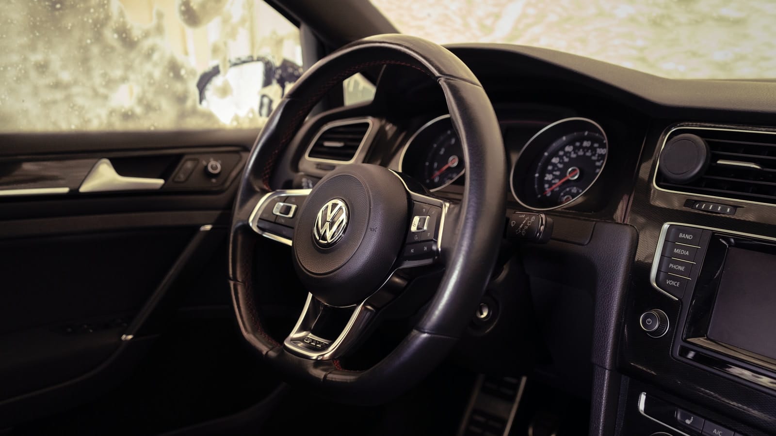 Photo par Olga Zhushman black and silver mercedes benz steering wheel